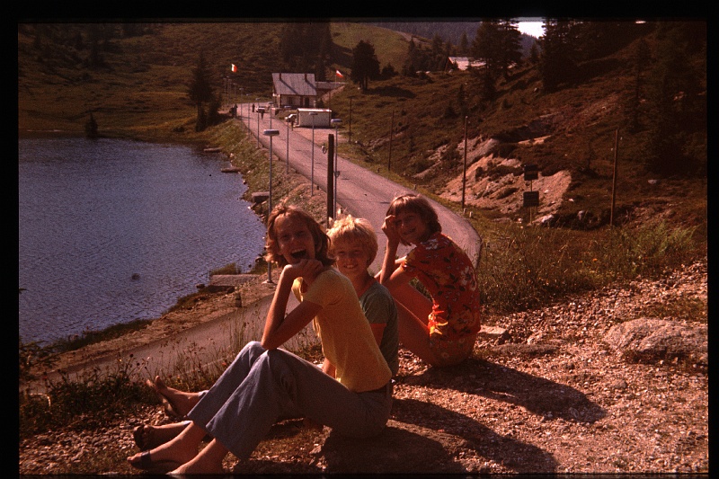 35.PassoRamollo jun 1976 Brigitte,Marion,Peter.JPG